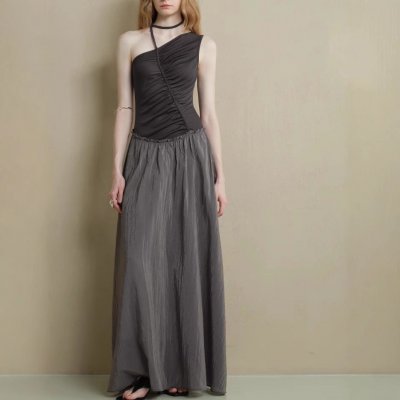 Original irregular splicing contrasting color pleated design feels slanted shoulder sleeveless dress