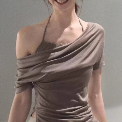 / "The spread of the desert" Laiser's neckline looks slimming and covers flesh and skin-friendly one-shoulder top shirt