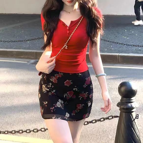 Yiyao Korean pure temperament knitted sweater for women in summer slim short-sleeved top + floral skirt suit