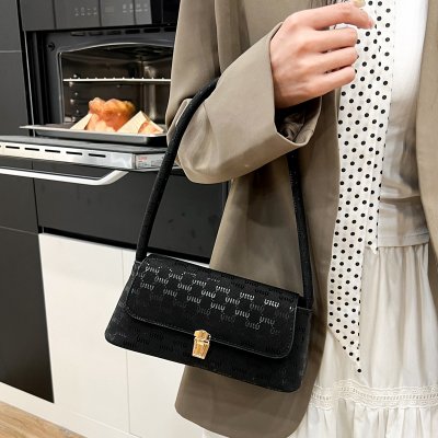 Fashionable retro solid color small square bag for women in spring fashion light luxury versatile commuter shoulder bag