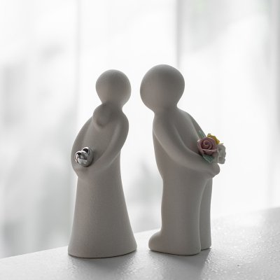 Simple light luxury ceramic couple character home decoration ceramic abstract wedding gift