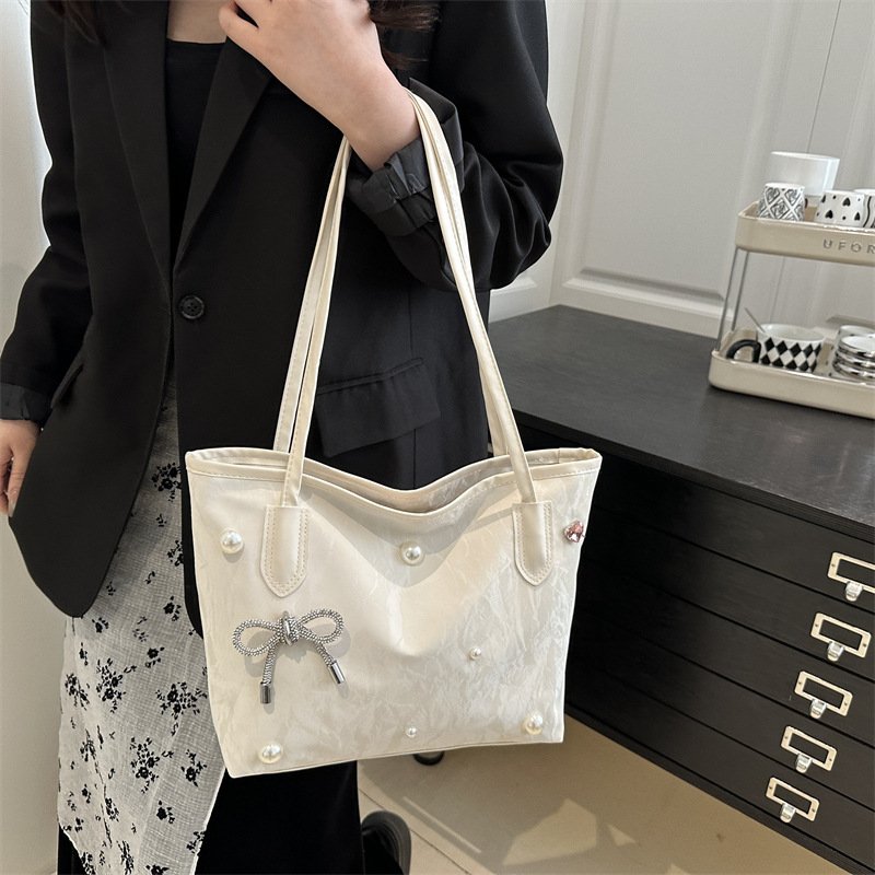 Textured large capacity bag for female college students in class shoulder bag niche design sense commuter tote bag