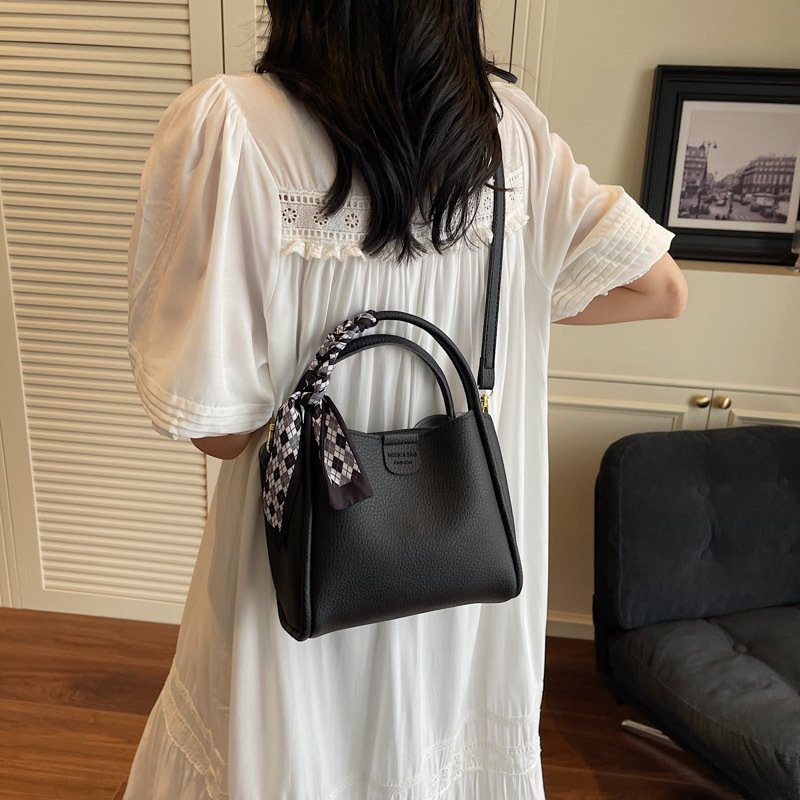 High-quality crossbody bag Simple and versatile handbag Niche design crossbody bag Fashion commuter crossbody bag