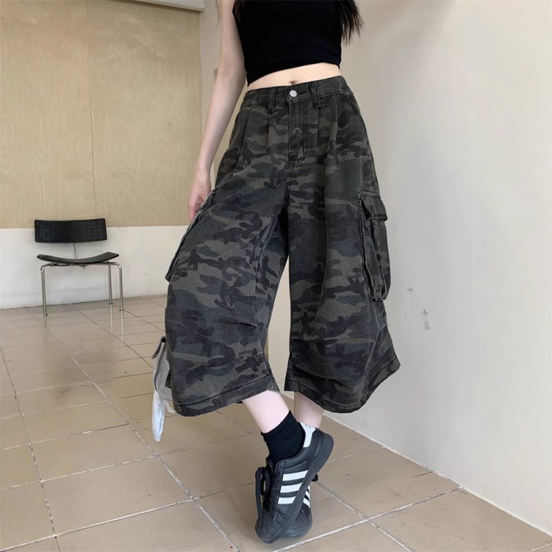 Real shot of American retro camouflage denim cropped pants for women in summer hot girls high waist loose work shorts