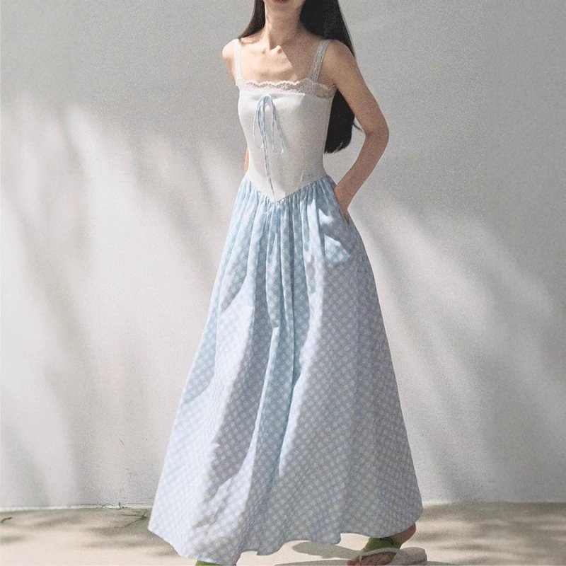 *Flowing authenticity, two-piece slim and slim suspender dress