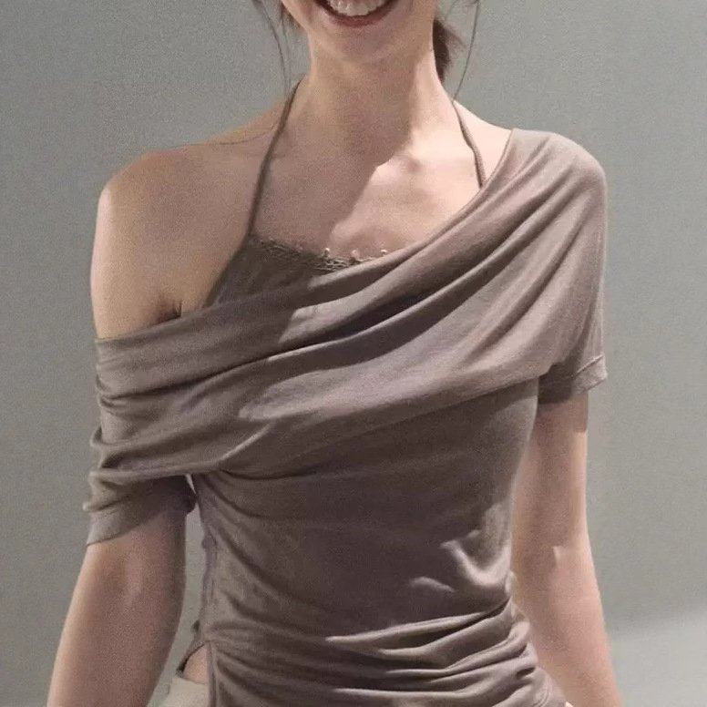 / "The spread of the desert" Laiser's neckline looks slimming and covers flesh and skin-friendly one-shoulder top shirt